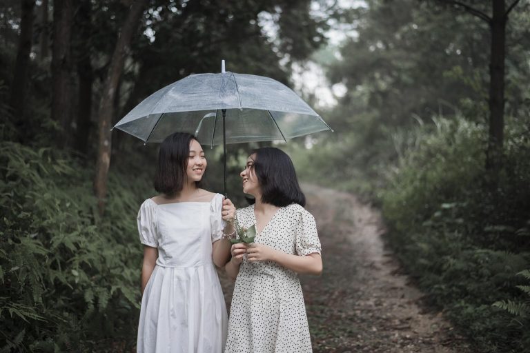 Mariés sous la pluie pendant un mariage en Bretagne.