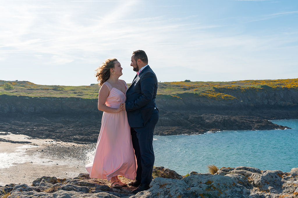 Couple au bord de la mer à Saint-Malo
