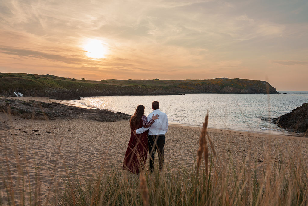 Couple devant un coucher de soleil