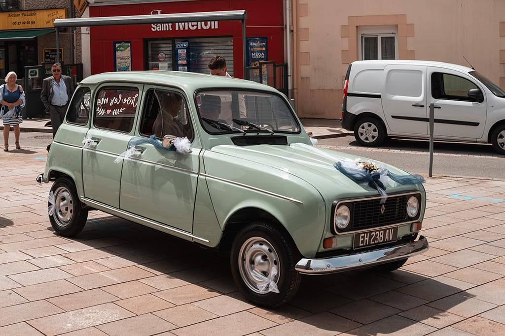 Voiture des mariés devant l'église