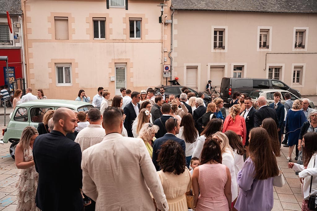 Les invites devant l'église