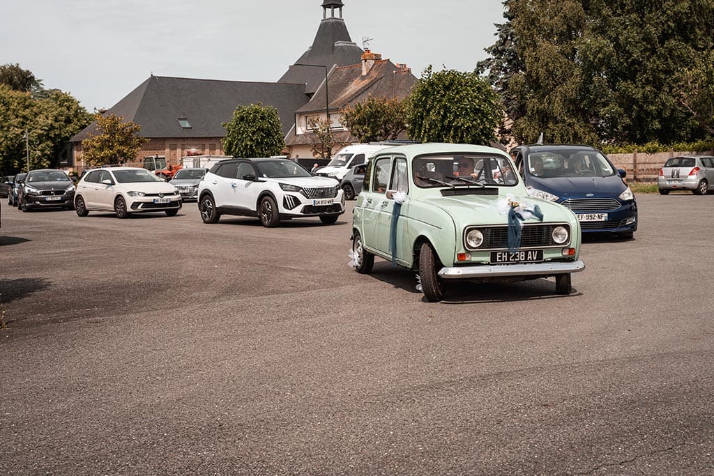 Le cortège en sortant de l'église
