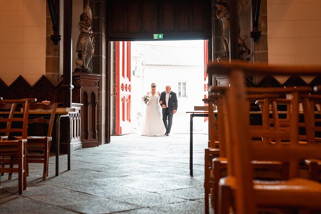 Entrée de la mariée à l'église aux bras de son père